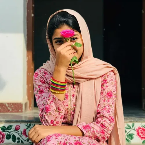 لڑکیوں کے لیے مخفی چہرہ ڈی پی، انسٹاگرام اسٹائلش چھپے ہوئے چہرے والی لڑکی کی تصویر